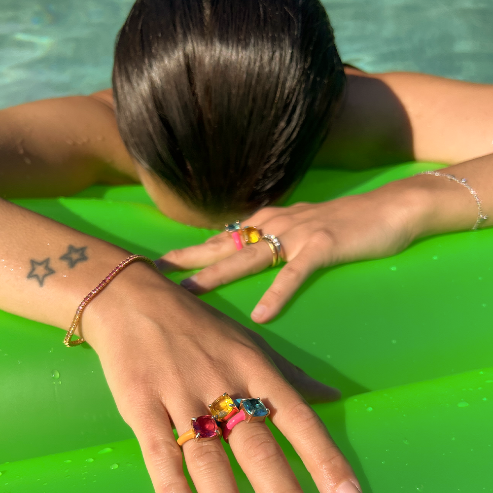 POOL PARTY? LE PAROLE D’ORDINE SONO COSTUMI E ACCESSORI COLORATI!