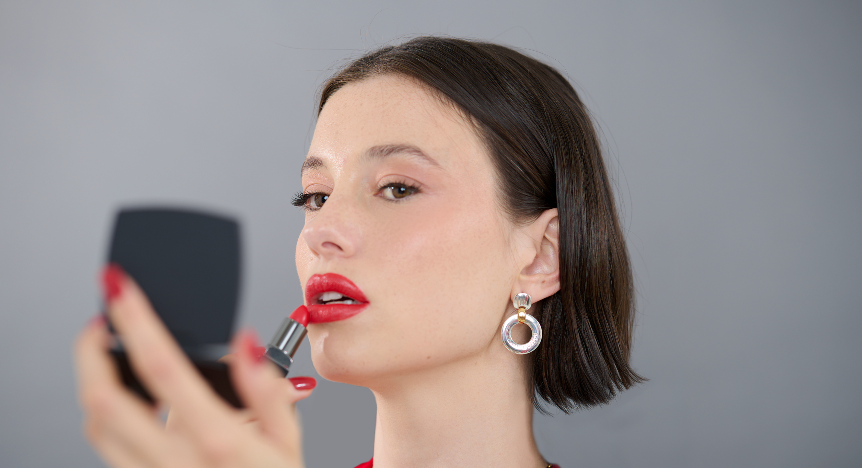 Orecchini per capelli corti: come sceglierli e abbinarli con stile